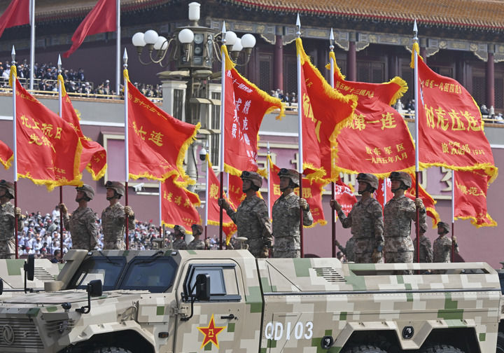 9月3日，纪念中国人民抗日战争暨世界反法西斯战争胜利80周年大会在北京隆重举行。这是战旗方队接受检阅。新华社记者 刘金海 摄