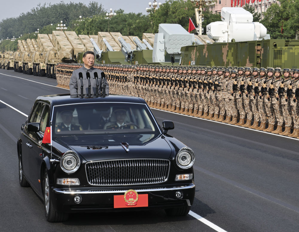9月3日，纪念中国人民抗日战争暨世界反法西斯战争胜利80周年大会在北京天安门广场隆重举行。这是中共中央总书记、国家主席、中央军委主席习近平检阅受阅部队。新华社记者 李刚 摄