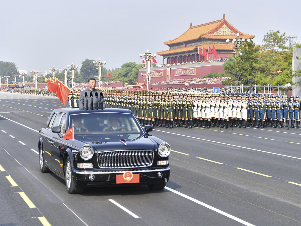9月3日，纪念中国人民抗日战争暨世界反法西斯战争胜利80周年大会在北京天安门广场隆重举行。这是中共中央总书记、国家主席、中央军委主席习近平检阅受阅部队。新华社记者 李刚 摄