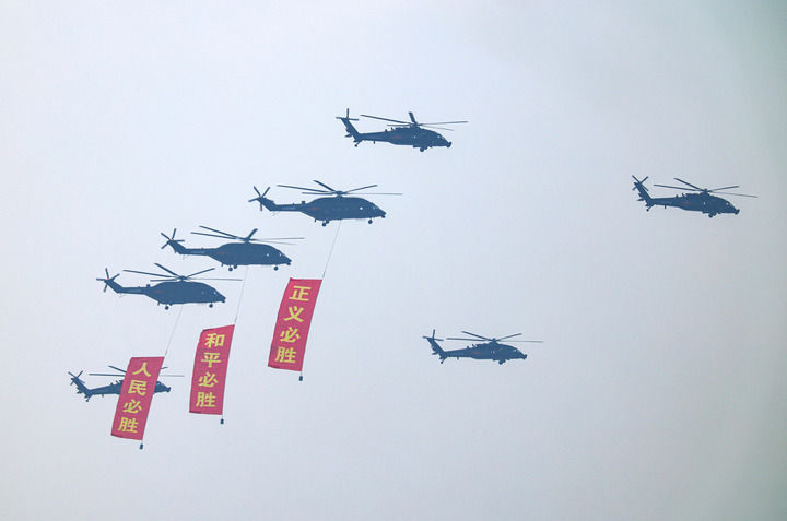 9月3日，纪念中国人民抗日战争暨世界反法西斯战争胜利80周年大会在北京隆重举行。这是空中护旗梯队接受检阅。新华社记者 王婧嫱 摄